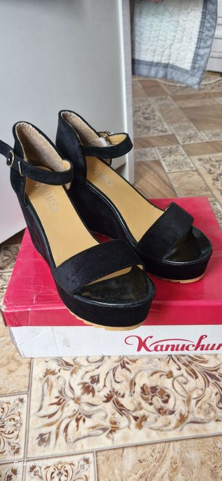 Продам босоножки