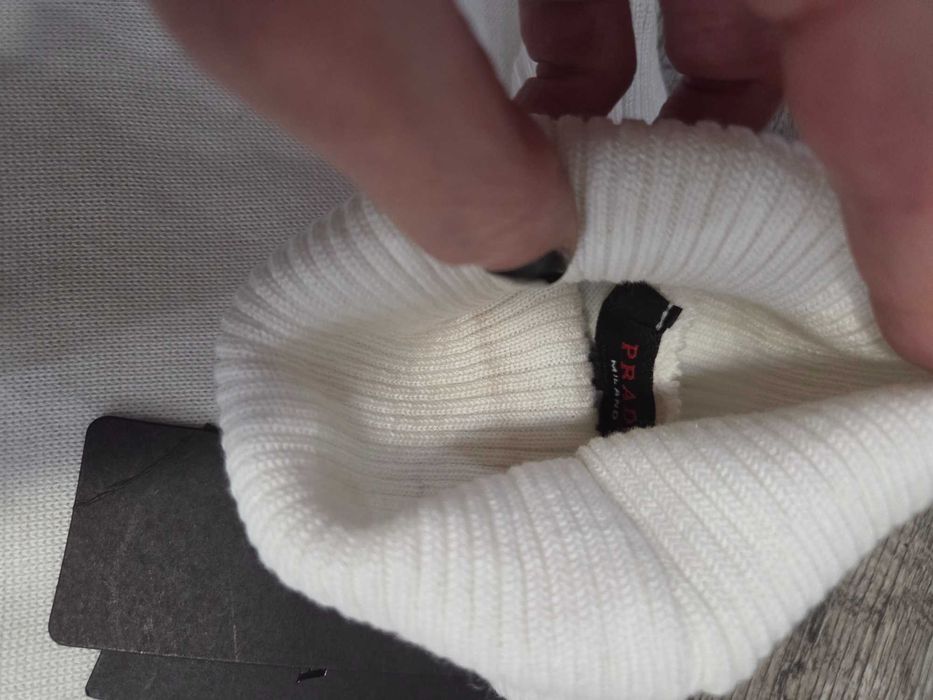 Prada пуловер.Нов