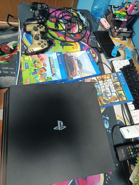 Продавам ps4pro с два джойстика и игри .