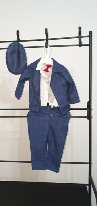 Costum elegant băiețel format din sacou pantaloni cămașă papion bereta