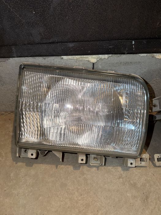 Фары на Nissan Atlas