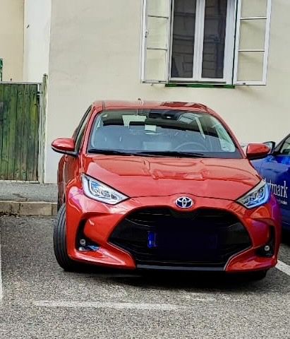 Sunt Yaris! Mă vindeeee!