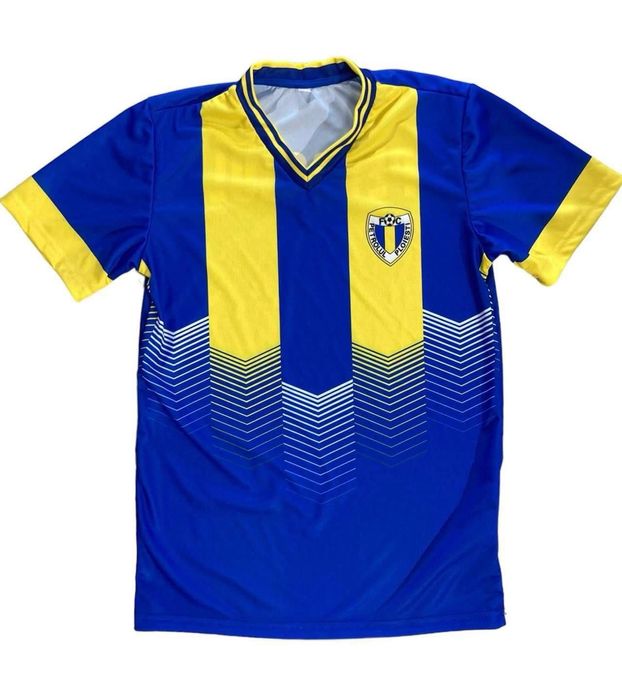 Vînd treninguri bărbătești, echipament fotbal, esarfe, fesuri.