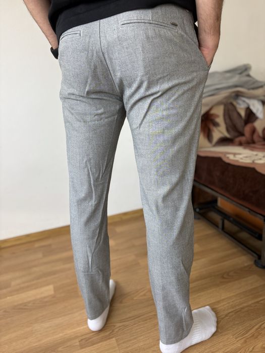 Pantaloni de bărbați gri – casual/smart-casual