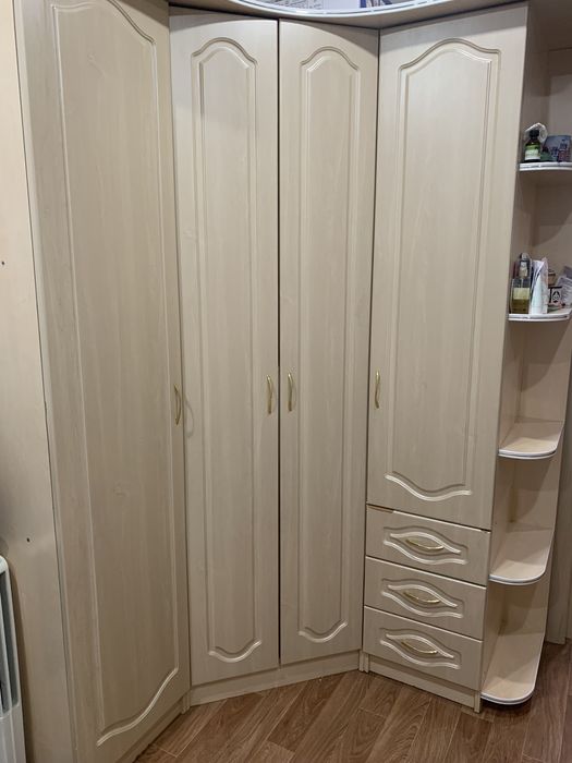 Шкаф угловой вместительный