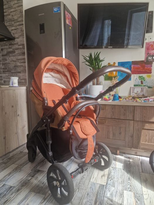 Коляска с люлькой