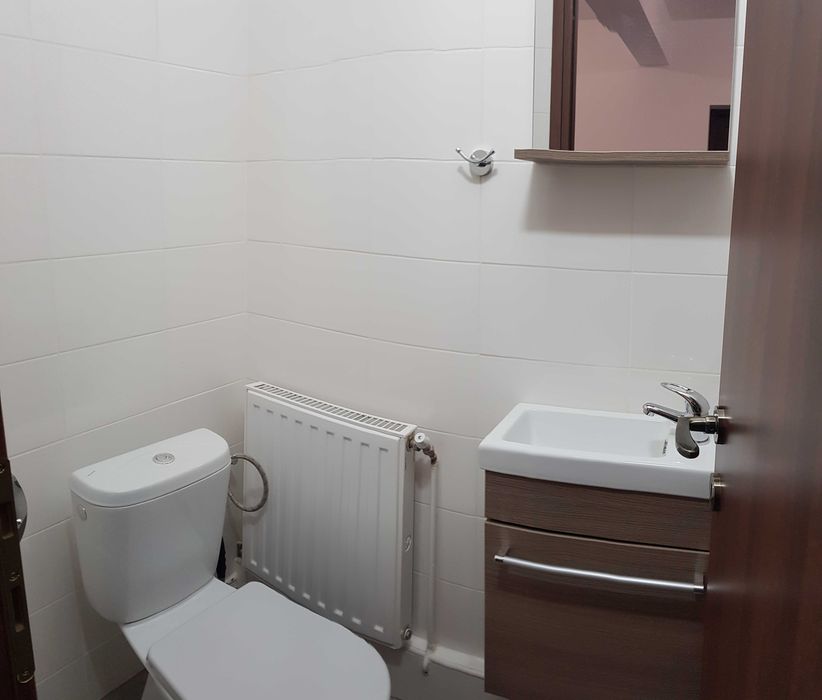 Închiriez apartament 4 camere zona rezidențială