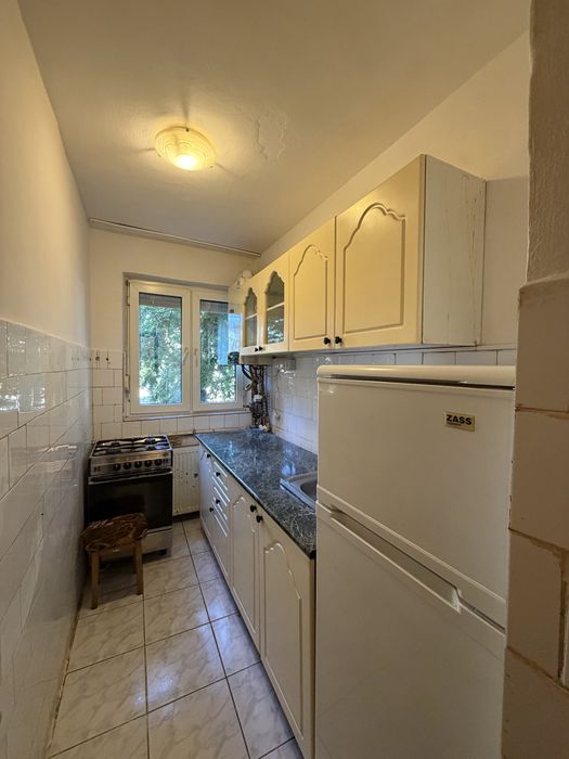 Apartament semidecomandat de inchiriat cu garaj