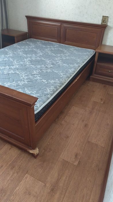 Продам кровать две тумбы люстру