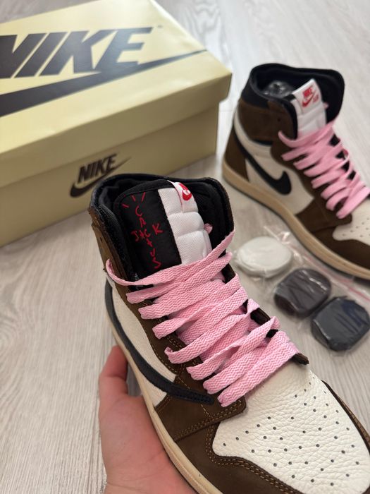 Adidasi Travis Scott x Jordan 1 NOU piele naturala - Livrare GRATUITA.