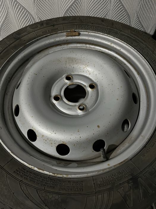 Продам 5 покрышек с дисками 185/65R15 Лето