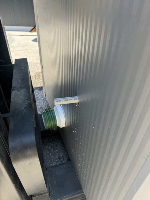 Мобилна тоалетна WC преместваема с моноблок мивка и ел. Инаталация