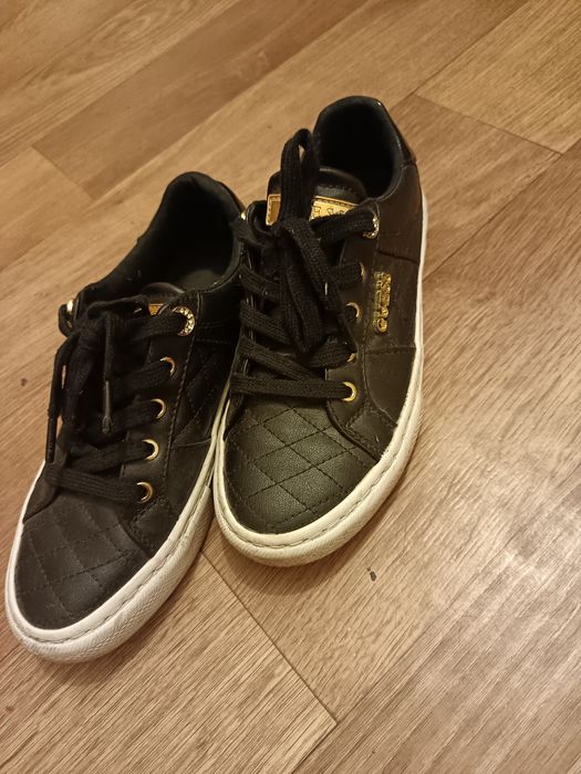 Продаю кеды Guess