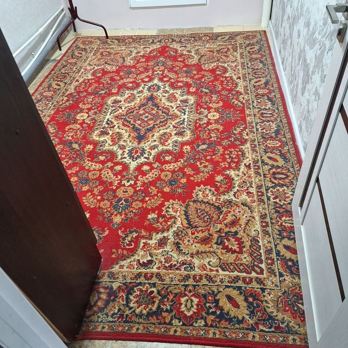 Ковры 2*4. 2*3 и небольшой красный