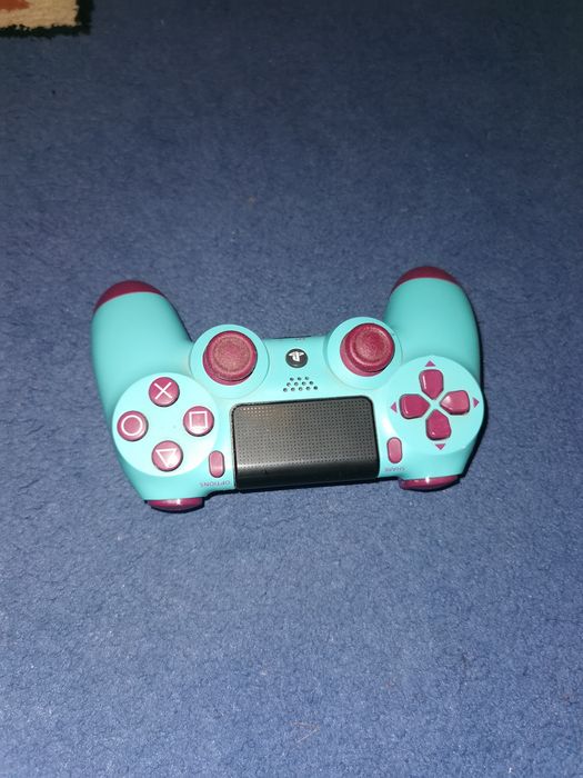 Vând PlayStation 4  + Controller – funcționează perfect