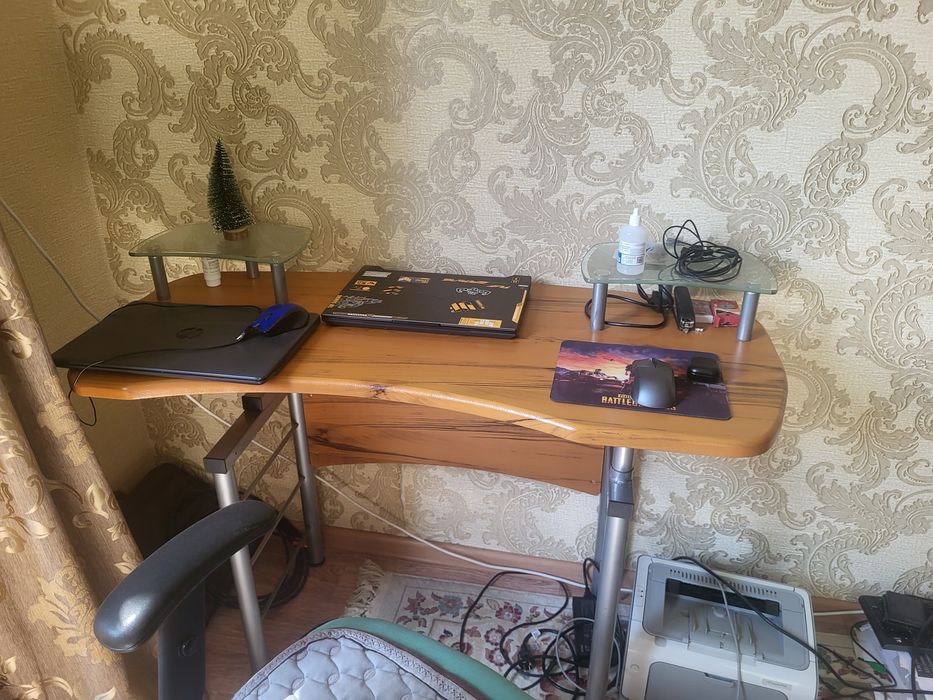 Продаётся компьютерный стол