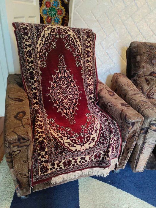 диван-раскладушка и 2 удобных кресла на колёсиках