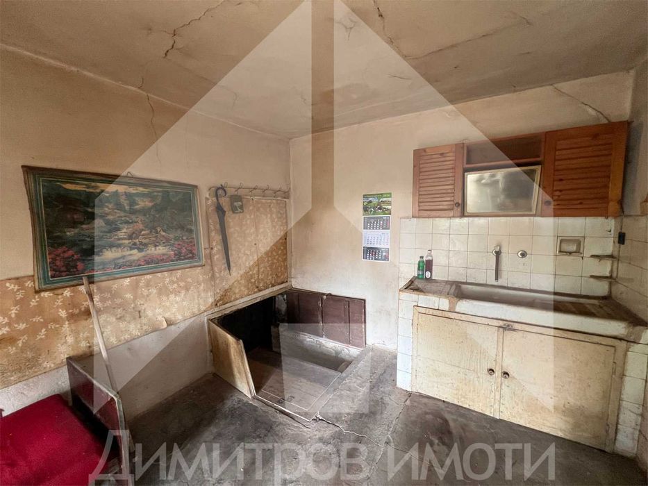 Продаваме самостоятелна тухлена къща в гр. Плиска с двор 1 дка и ГАРАЖ