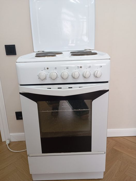 Продам электроплиту Indesit