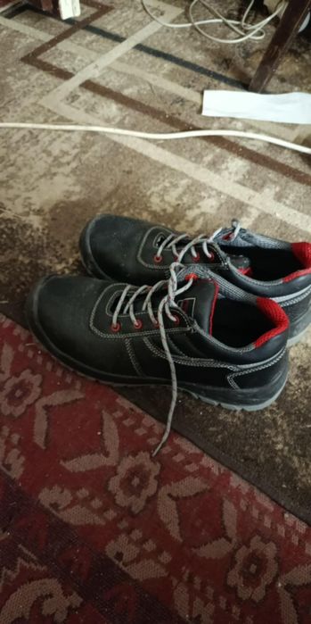 Продавам работни мъжки маратонки 44 номер