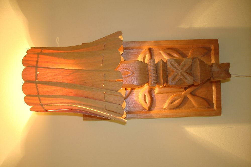 Aplica de perete din lemn de tei și veioza rustică