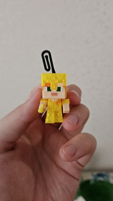 Алекс в золотой броне Kinder Joy Minecraft