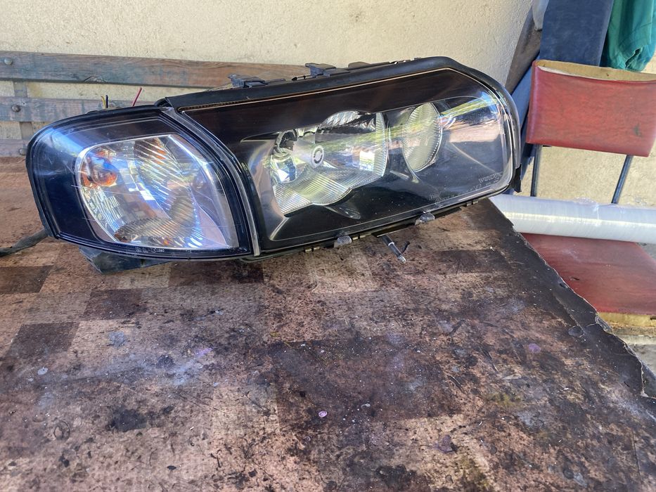 Десен фар ксенонов за волво s80