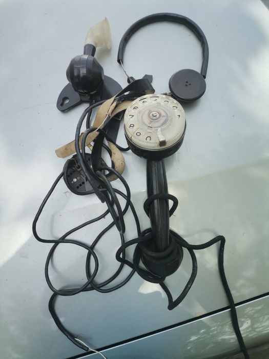Продавам ретро телефон със слушалка