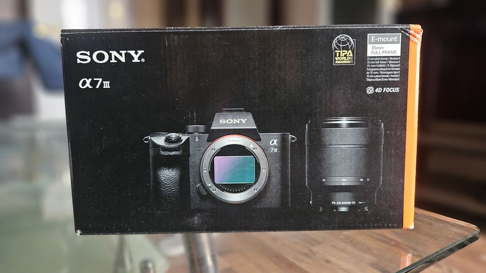 Безогледален фотоапарат Sony Alpha A7 III + обектив Sony FE 28-70mm f/3.5-5.6 OSS