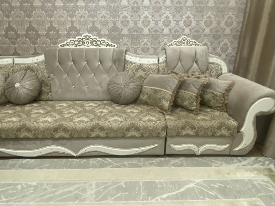 Диван для зала большой