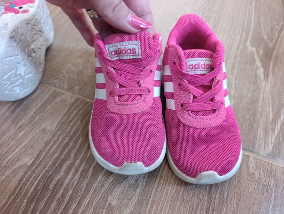 Adidași Sketchers și Adidas Nr 21