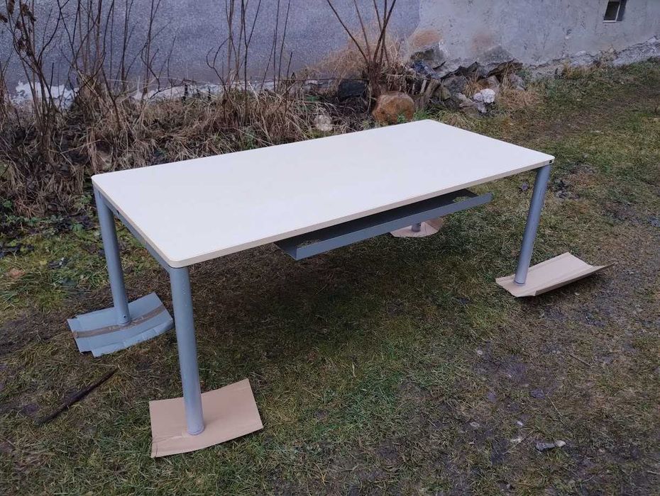 Masa de birou cu picioare reglabile; blat de 180x80 cm; picioare reglabile între 65 și 90 cm.