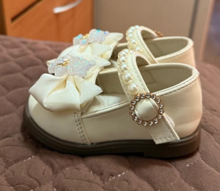 Продам туфли на девочку новые