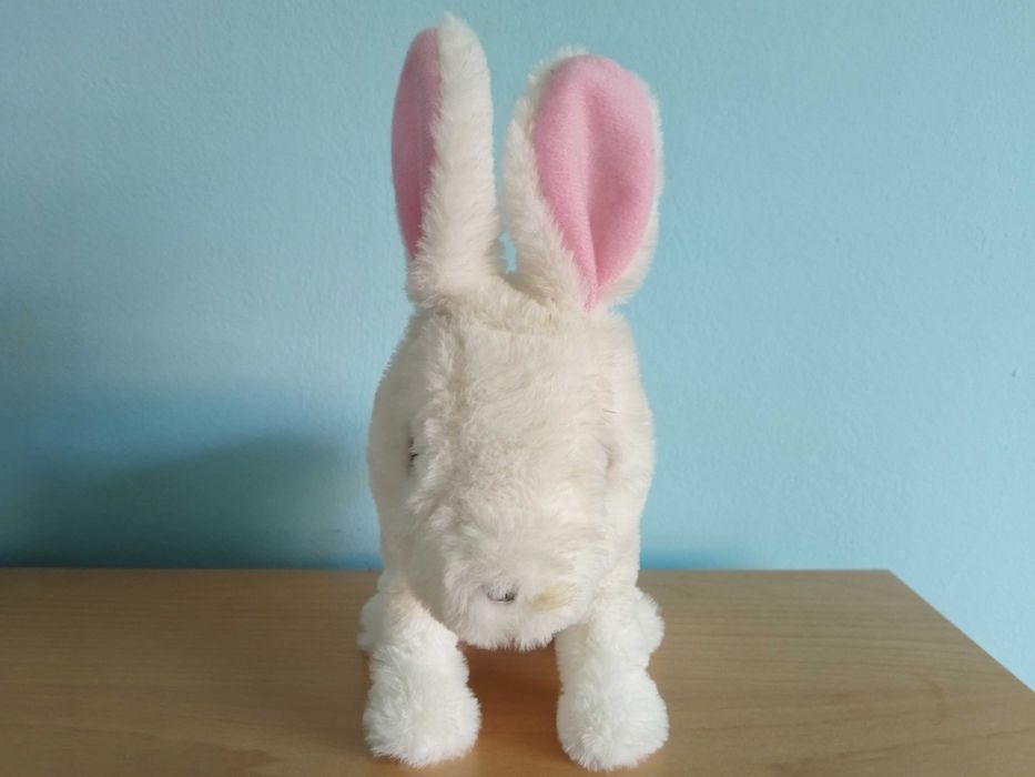 Детска играчка Плюшено зайче, движещо се с батерии