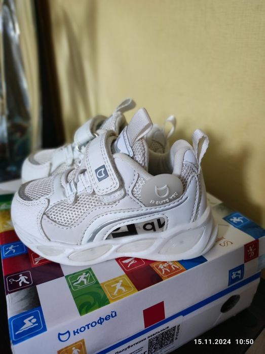 Продам кроссовки Котофей