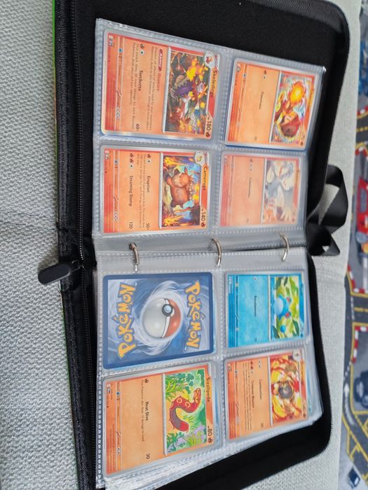 Album pokemon cu 137 de cărți cu pokemon