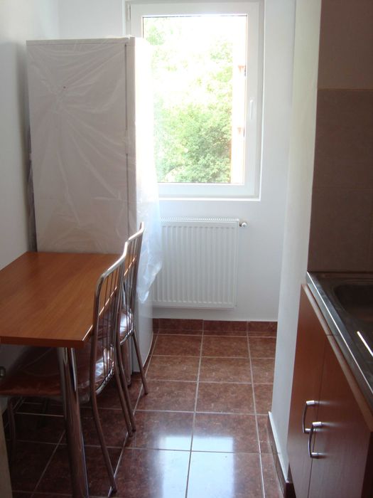 PROPRIETAR, închiriez garsonieră în Regie (la metrou Grozăveşti)