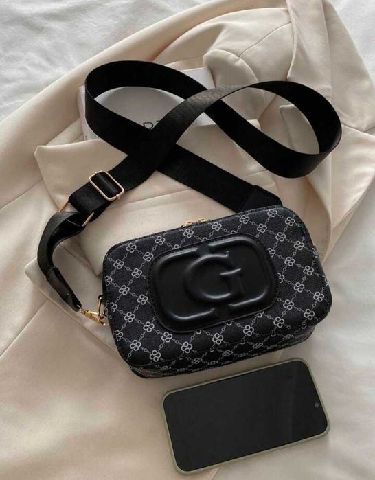 Малка черна чанта за рамо