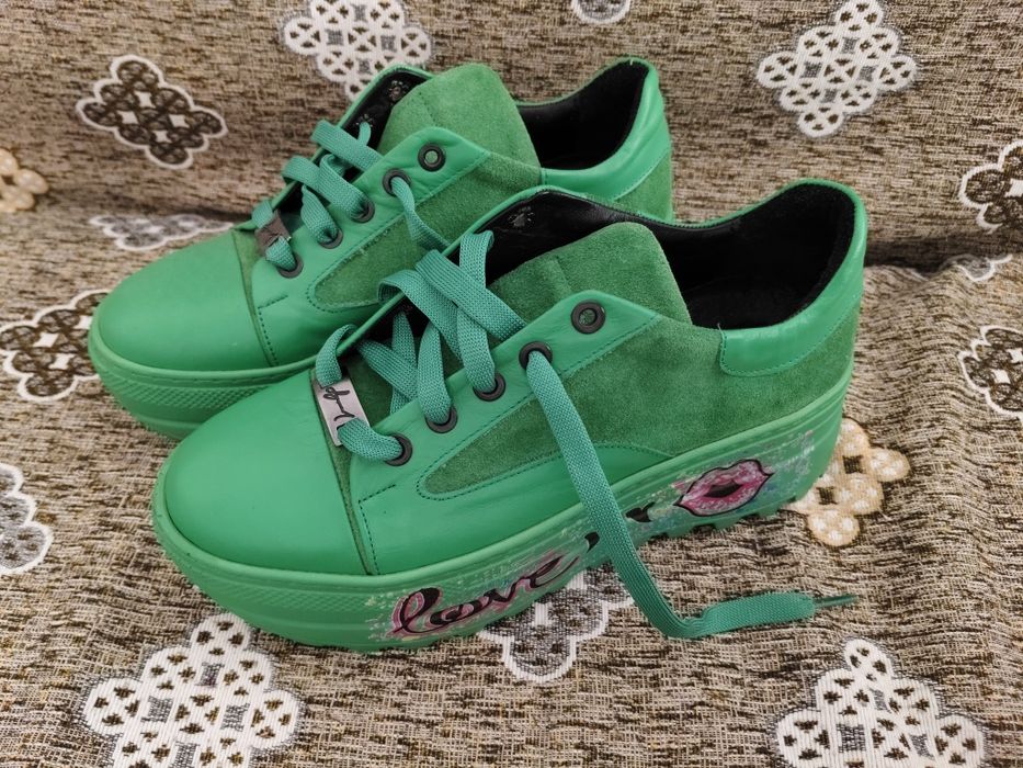 Кроссовки новые женские размер 37