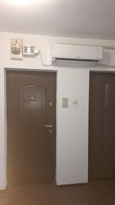 Proprietar vând apartament 3 camere decomandat | Piața Doina | Etaj 3 | Bloc cărămidă | Centrală proprie | 115.000 €