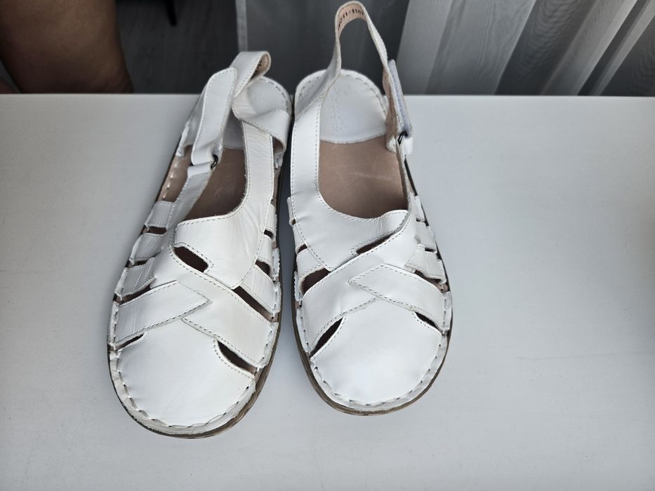 Продам сандалии женские