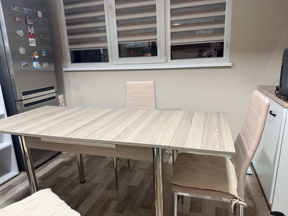 Разтегателна маса и столове