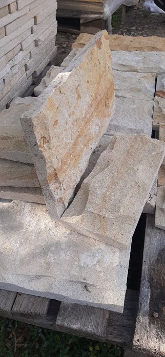 Piatra cioplita manual