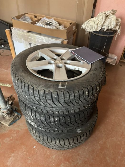 Продам комплект шин с дисками