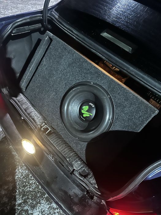 Продам сабвуфер с коробом