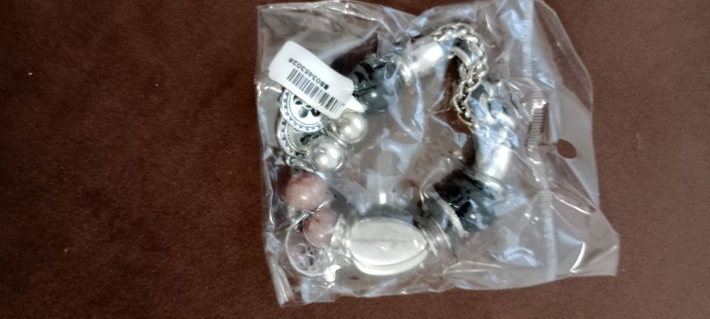 Vând brățări noi