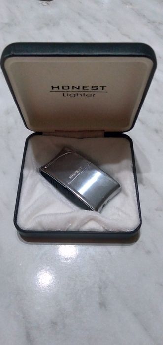 Газовая зажигалка.