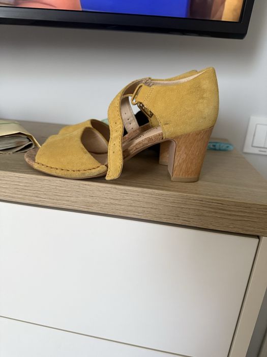 Жълти сандали с ток Clark’s, номер 35,5