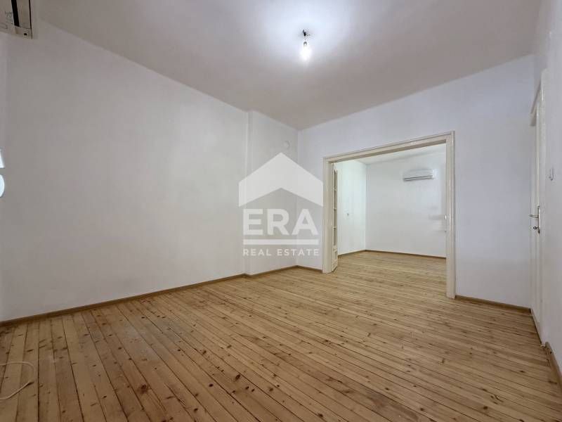 Дава се под наем Четиристаен апартамент в София, Център - 85 кв.м за 800 € - Снимка #2