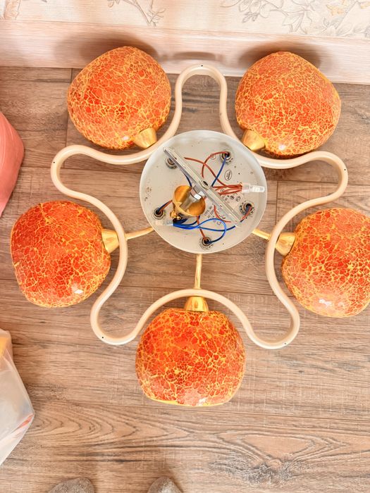 Продам люстры и бра.